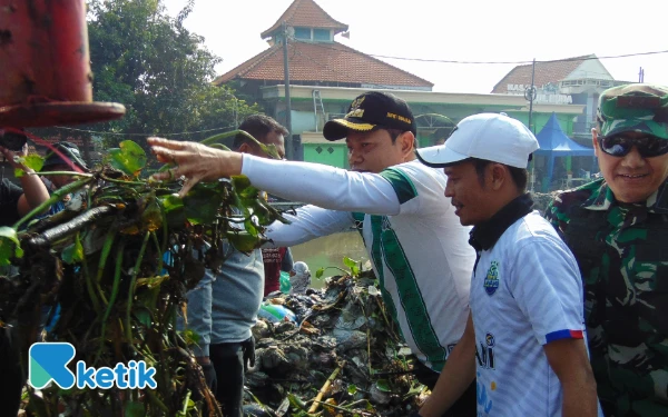 Thumbnail Bersih-Bersih Sampah Sungai, Bupati Subandi Bersama Dandim Tak Mau Pakai Sarung Tangan