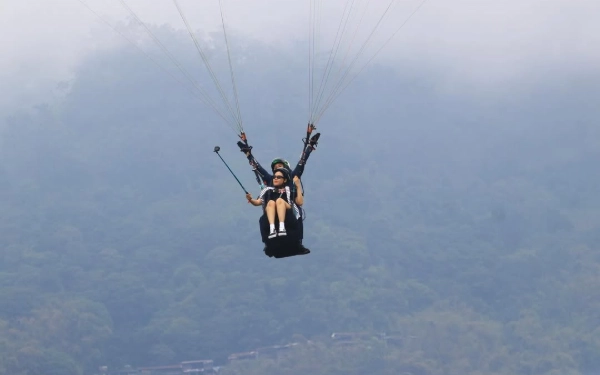 Thumbnail Berita - Menjajal Paralayang di Kota Batu: Sensasi Terbang di Atas ‘Swiss Kecil Pulau Jawa