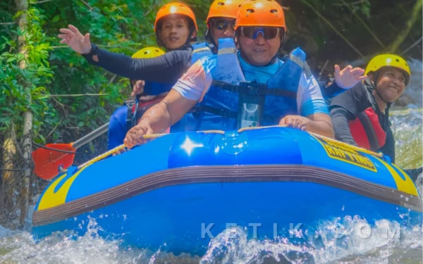 Thumbnail Berita - Penuh Sensansi, Camat Asembagus Ajak Wisatawan Kunjungi Keseruan Rafting Samir Situbondo