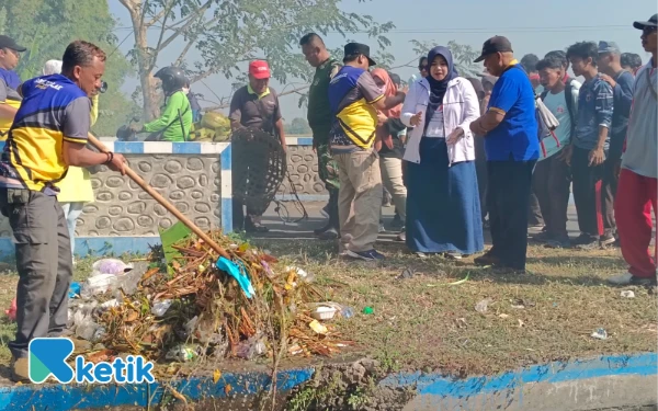 Thumbnail Berita - Dinas Lingkungan Hidup Gelar Aksi Bersih-Bersih Sampah, Ini Kata Wakil Bupati Situbondo