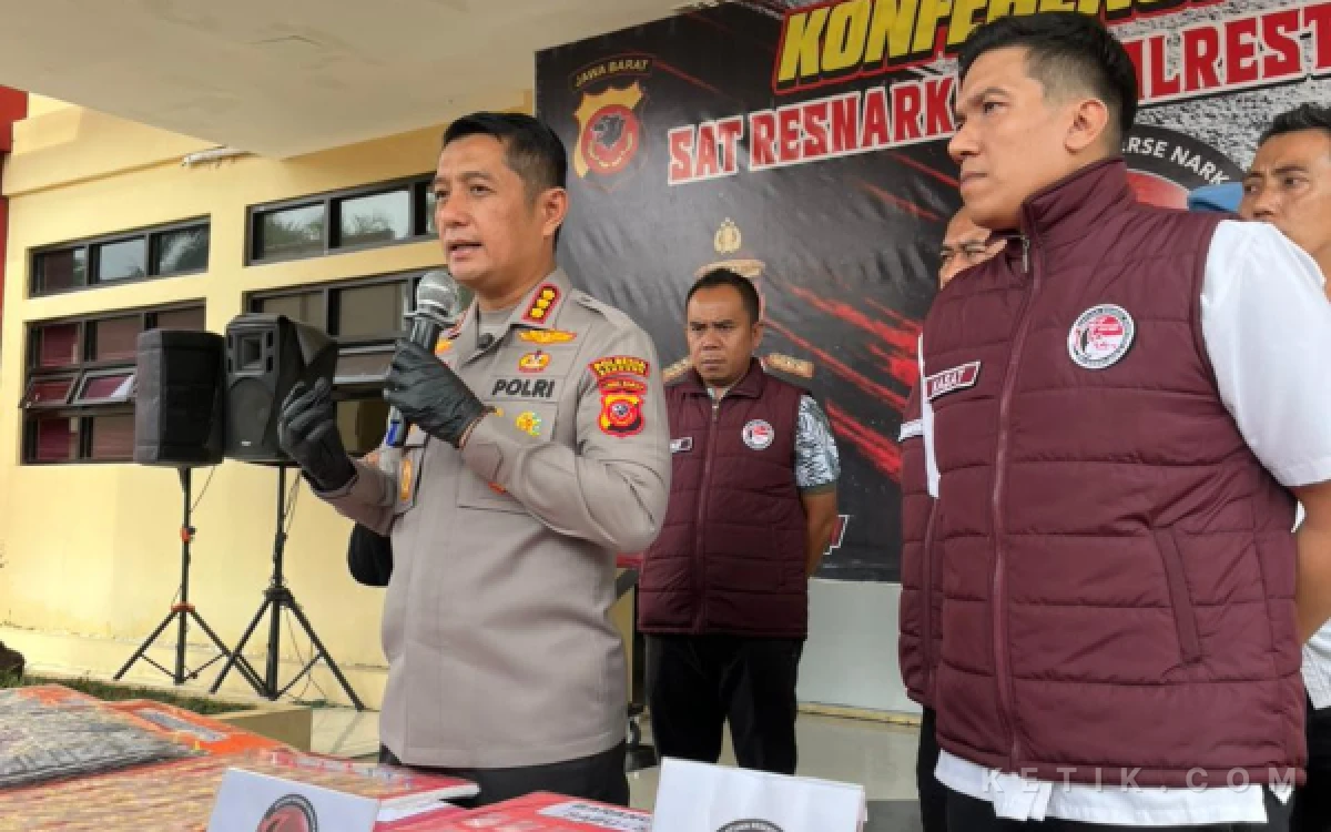 Thumbnail Berita - Polresta Bandung Ungkap 27 Kasus Narkoba dan Miras Ilegal, 30 Tersangka Diamankan
