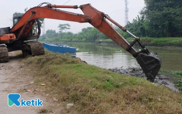 Thumbnail Bupati Subandi Cek Pengerukan Afvour Mbah Gepuk, Wabup Mimik Idayana Dukung Dapur Umum