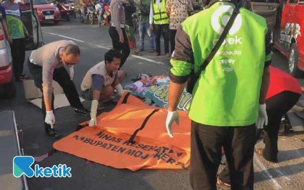 Thumbnail Berita - Terlindas Truk, Kakek dan Cucu Tewas saat Berangkat Sekolah di Pertigaan Taman Mojosari Mojokerto