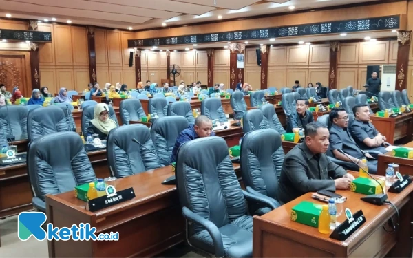Thumbnail Plt Bupati Subandi Datang, Rapat Paripurna DPRD Sidoarjo Hanya Dihadiri 10 Anggota Dewan
