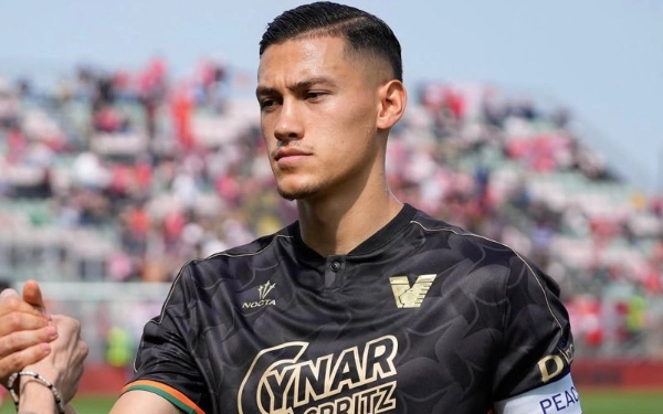 Thumbnail Sassuolo Hajar Fiorentina 3-1, Kapten Timnas Indonesia Jay Idzes Tampil Solid