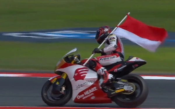 Thumbnail Berita - Mario Aji Bukti Indonesia Bukan Hanya Penonton di GP Mandalika, Kibarkan Merah Putih Keliling Sirkuit