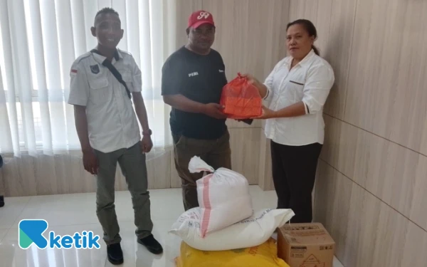 Thumbnail Pemdes Sawadai dan Kesra Halsel Salurkan Santunan Duka untuk Keluarga Fadel