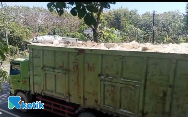 Thumbnail Berita - Banyak Dum Truck Galian C di Panceng Gresik Langgar Aturan, Tidak Pakai Penutup dan Operasi Siang Hari
