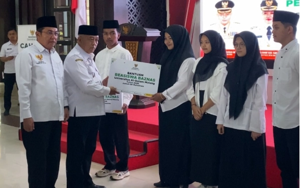 Thumbnail Diserahkan Bupati Sanusi, 126 Mahasiswa Baru Dapat Beasiswa dari Baznas Kabupaten Malang