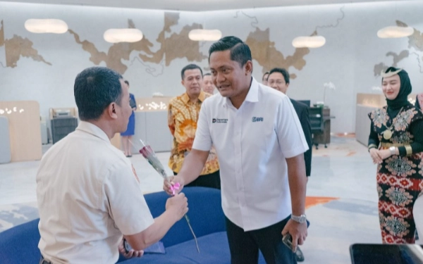 Thumbnail Peringati Hari Pelanggan Nasional, Direksi Bersama RCEO BRI Region 12 Surabaya Sapa Nasabah