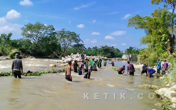 Thumbnail Berita - Kemarau Dua Bulan, Petani Beutong di Nagan Raya Bangun Bendungan Darurat