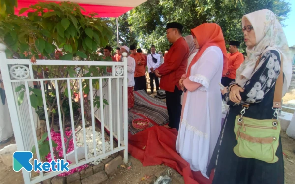 Thumbnail Berita - Bupati dan Wabup Situbondo Ziarah ke Makam Pahlawan Nasional dan Para Pendahulu