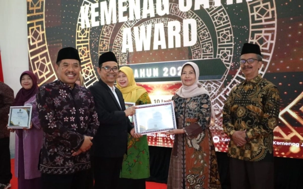 Thumbnail Berita - Kado Awal Tahun, MTsN 1 Kota Malang Raih Gelar Madrasah Akademik di Kemenag Jatim Award 2026