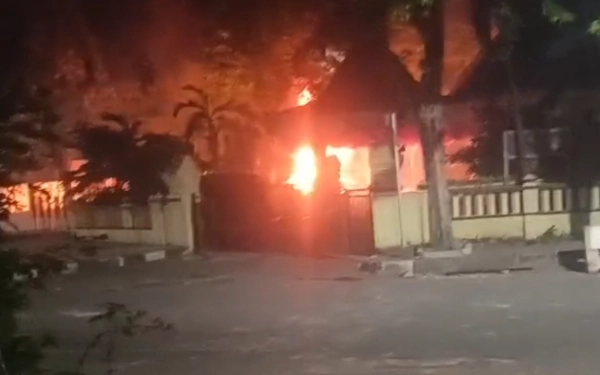 Thumbnail Hangus Terbakar! Markas Polsek Tegalsari Jadi Sasaran Amuk Massa