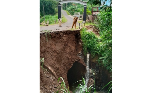 Mengerikan! Jalan di Ngantang Kabupaten Malang Longsor Sedalam 12 Meter, Bentuknya Menyerupai Goa