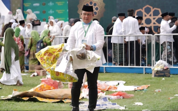 Thumbnail Berita - Usai Mujahadah Kubro, Kadisdik Jatim Aries Pimpin Bersih-Bersih di Stadion Gajayana