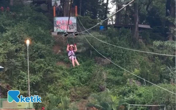 Thumbnail Berita - Sensasi Wahana Baru Flying Fox Ubalan Waterpark Mojokerto, Sajikan Pemandangan Indah dari Ketinggian