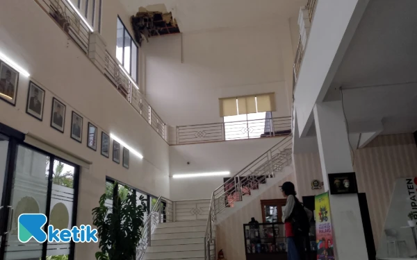 Thumbnail Waduh! Hujan Deras, Atap Plafon DPRD Kabupaten Malang Ambrol