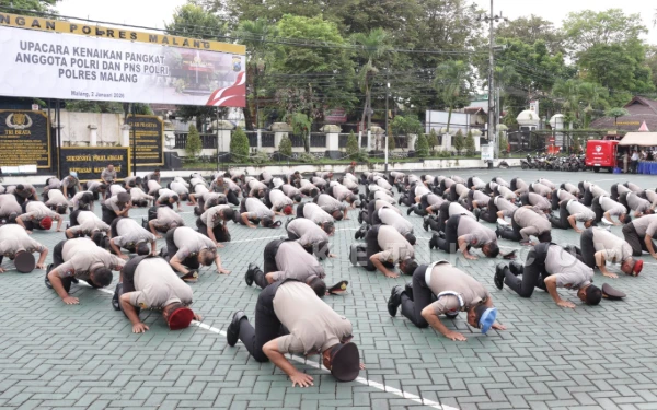 Thumbnail Sujud Syukur, Momen Haru 137 Personel Polres Malang Naik Pangkat di Awal 2026