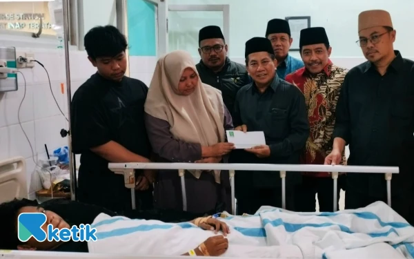 Thumbnail Berita - Besuk Korban Selamat Ponpes Ambruk Sidoarjo, PKB Bantu Penuhi Semua Kebutuhan