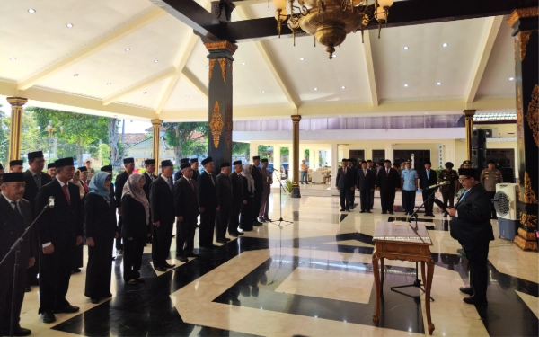 Thumbnail Berita - Mantan Kadis Pendidikan Jombang yang Terlibat Skandal Video Asusila Ikut Dilantik Bupati Warsubi