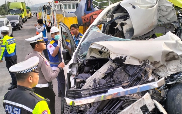 Thumbnail Diduga Microsleep, Hiace Tabrak Truk di Tol Malang–Pandaan, Dua Orang Tewas