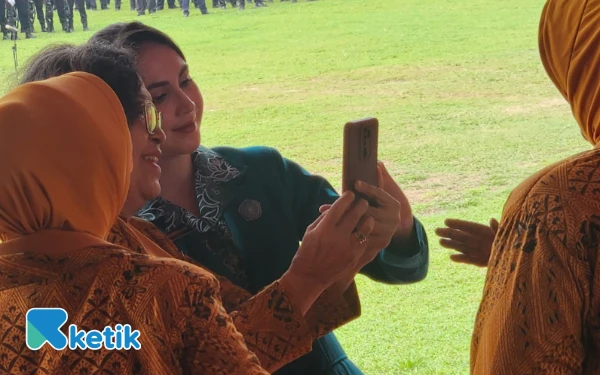 Thumbnail Jadi Sasaran Foto Bareng! Begini Cantiknya Arumi Bachsin "Diserbu" Emak-Emak di Tugu Pahlawan