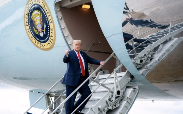 Thumbnail Benda Misterius Ditemukan Saat Trump Mau Naik Pesawat