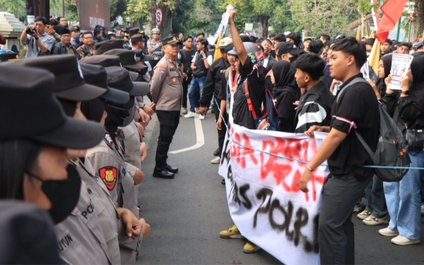 Thumbnail Ratusan Mahasiswa Gelar Aksi di Polres Malang, Kapolres Pastikan Sampaikan Aspirasi