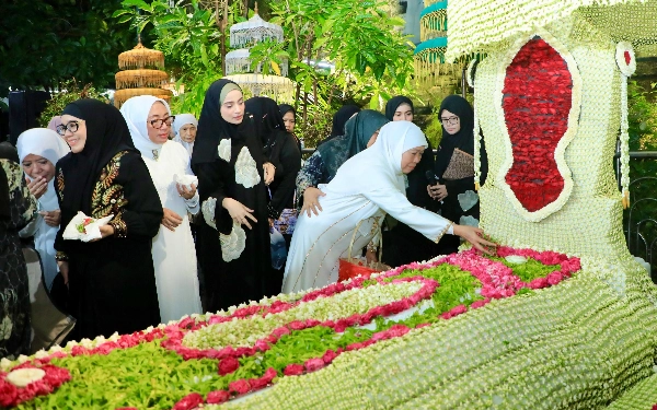 Thumbnail Berita - Haul Agung ke-549 Sunan Ampel! Bersyukur Lima dari Sembilan Wali Ada di Jatim, Gubernur Khofifah Ingatkan Ajaran "Moh Limo"