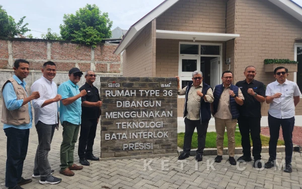 Thumbnail Berita - Kagum Rumah Bata Interlock SMI, Wamen PKP Fahri Hamzah: Ini Peradaban Masa Depan