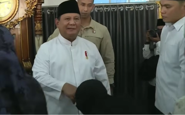 Prabowo Salat Id di Aceh Tamiang, Bagikan Sembako hingga Tinjau Huntara Korban Banjir