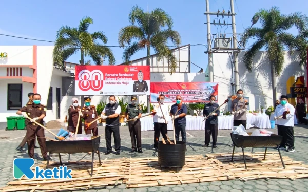 Thumbnail Berita - Kejari Situbondo Musnahkan Barang Bukti Ratusan Gram Sabu