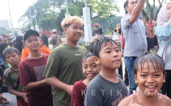 Bupati Subandi dan Sekda Fenny Pimpin Bagi 75 Ribu Takjil ASN, Masyarakat Sambut Bersemangat