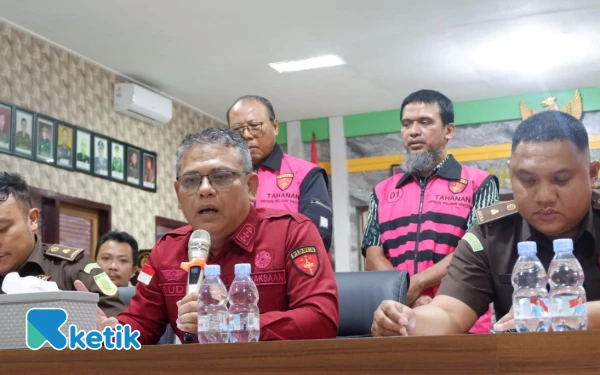 Thumbnail Berita - Rugikan Negara Rp1,4 M,  Dua Tersangka Korupsi Proyek Grindulu Ditahan Kejari Pacitan