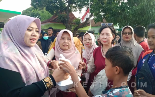 Thumbnail Berita - GOW Situbondo Bagikan Ratusan Takjil Buka Puasa kepada Pengguna Jalan
