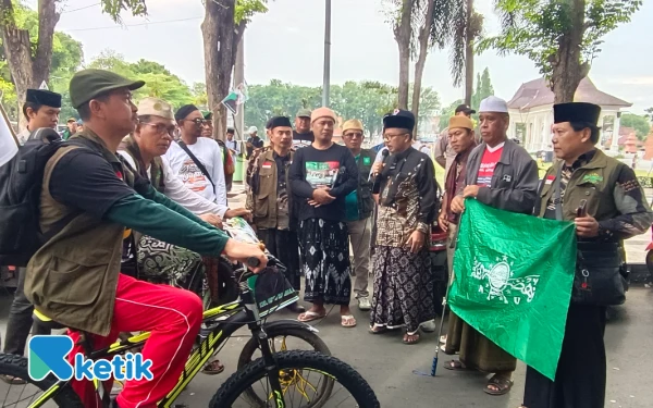 Thumbnail Berita - Napak Tilas KHR Asad Syamsul Arifin di Situbondo: Mengenang Peran Sang Kesatria Kuda Putih di 10 November