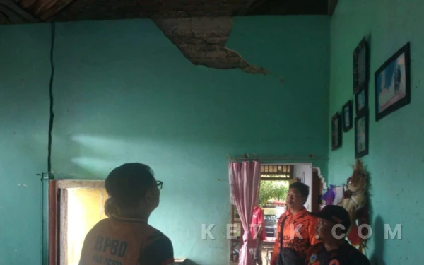 Thumbnail Berita - Gegara Diguncang Gempa 5,7 SR, Dinding di Dua Rumah Warga Pacitan Nyaris Ambrol