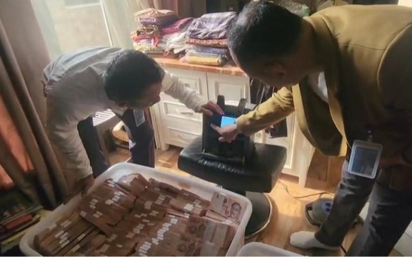 Thumbnail Momen Kejagung Temukan Gepokan Uang dan Emas di Rumah Mewah Zarof Ricar