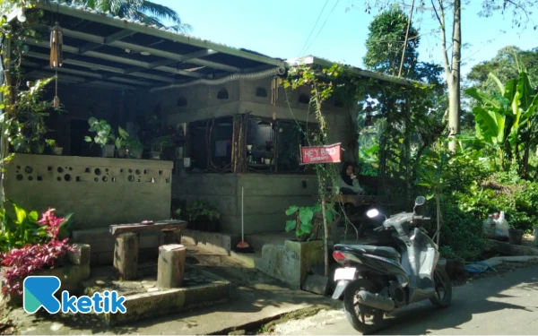 Thumbnail Berita - Hey Bro Koffiehuis: Kedai Kopi Tempat Pulang di Hutan Kota Hamid Rusdi Malang