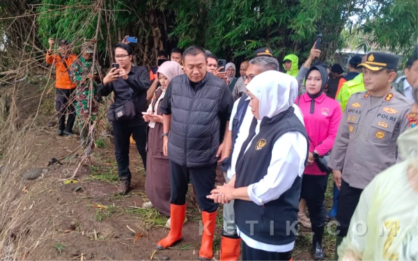 Thumbnail Berita - Gubernur Jatim, Tinjau Lokasi Banjir di Desa Kalianget dan Lubawang Situbondo