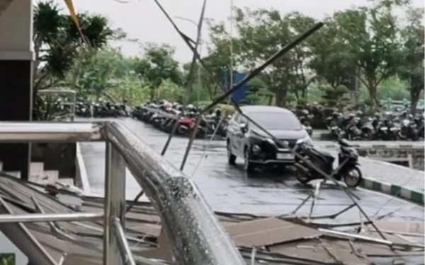 Thumbnail Plafon Lobi Belakang Gedung Fahum dan FST UINSA Gunung Anyar Ambrol