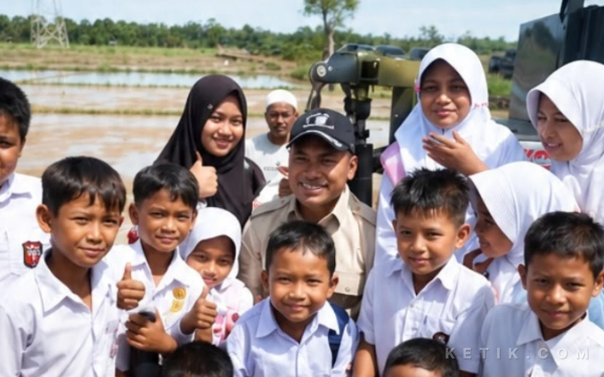 Thumbnail Berita - Bupati Safarudin Terbitkan Edaran, Ayah di Abdya Diminta Antar Anak Hari Pertama Sekolah