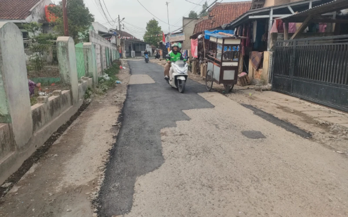 Thumbnail Berita - Jalan Bhakti Manunggal Selahaur Rangkasbitung Mulai Diaspal Hotmix, DPUPR Lebak Lakukan Pemeliharaan Rutin