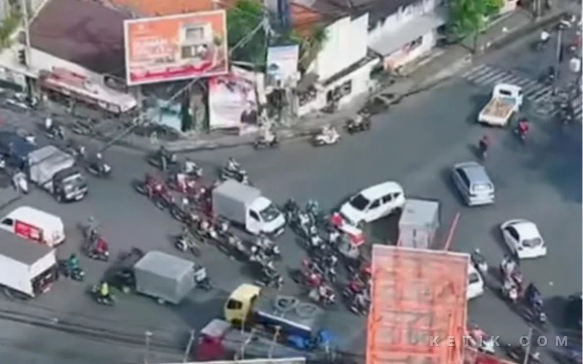 Foto Kondisi lalu lintas di Persimpangan Gedangan yang sering macet karena crossing kendaraan. (Foto: istimewa)