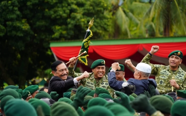 Thumbnail Berita - Momen Bersejarah! Luhut Pandjaitan Saksikan Langsung Putranya Jabat Danbrigif 18/Trisula