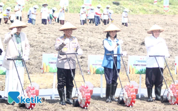 Thumbnail Berita - Baru Ditunjuk Jadi Wakapolri, Komjen Dedi Tanam Jagung di Jombang