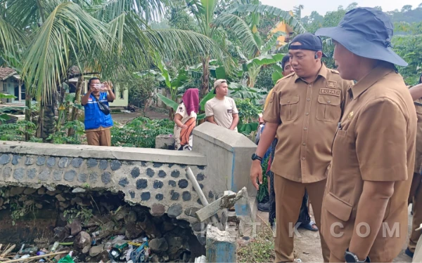 Thumbnail Berita - Bupati Situbondo Tinjau Plengsengan yang Nyaris Ambrol di Desa Rajekwesi