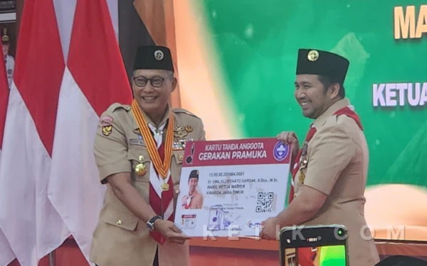 Thumbnail Berita - Hendak Terbang ke Jakarta, Tiba-Tiba Emil Dardak Keluar dari Pintu Pesawat! Ada apa?