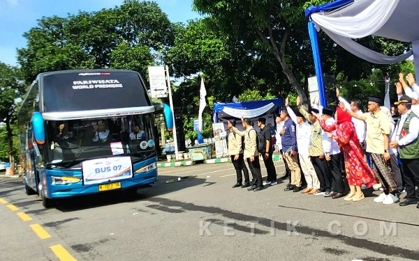 Thumbnail Berita - Berangkatkan “Balik Kerja” BPKH di Surabaya! Menteri Gus Irfan: Selamat, Saatnya Kembali ke Perantauan dengan Hati Bersih